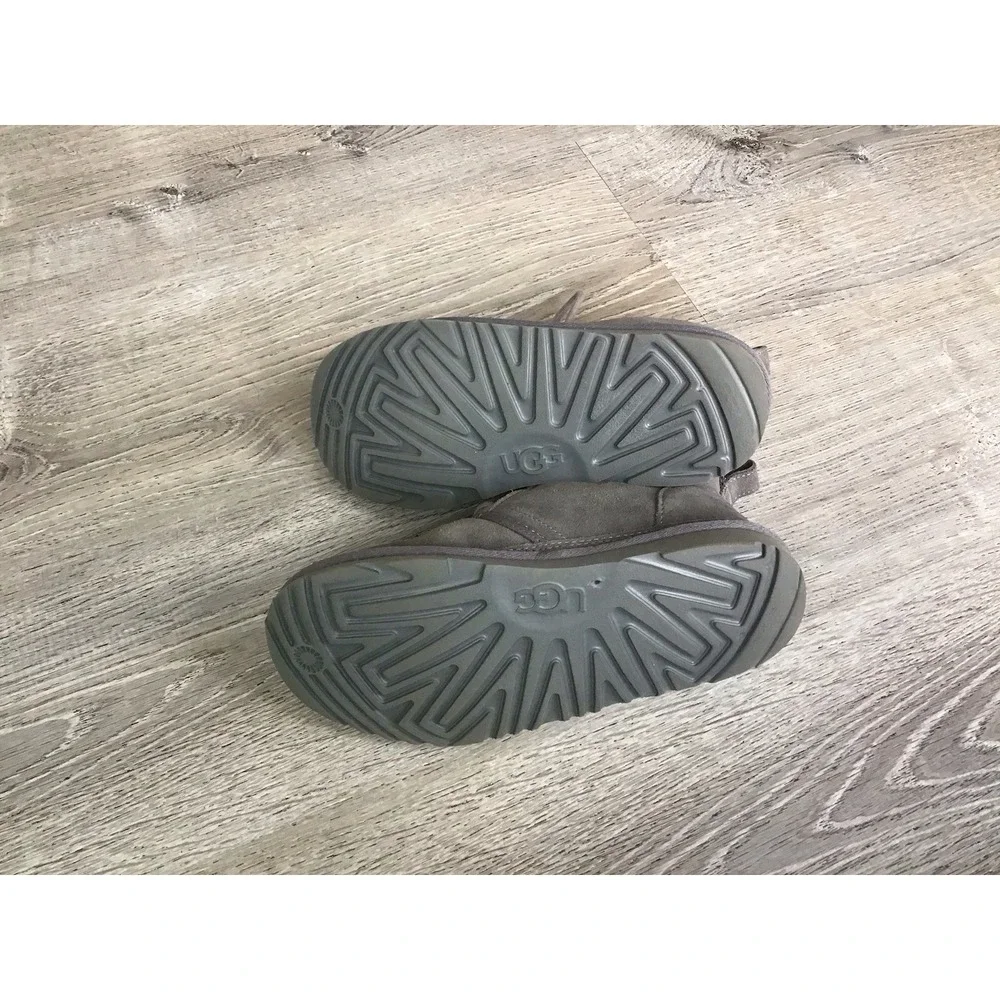 UGG Neumel II Kid's Gray Suede Chukka Boots Lace-Up Youth Size 6